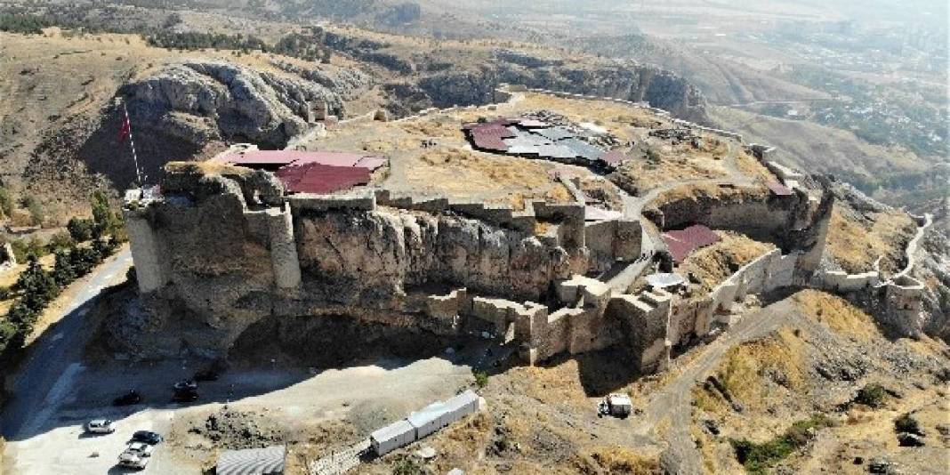 3000 yıldır ayakta duruyor, hikayesi şaşırtıyor! Kar altında eşsiz manzara: Harput Kalesi’nin sütten yapıldığına inanılıyor 3